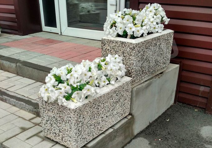 Купить цветочницы бетонные в Тюмени
